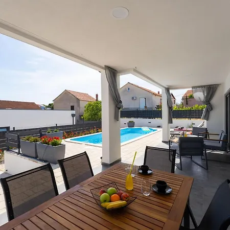 Amazing In With Private Swimming Pool, Be Inside Or Outside