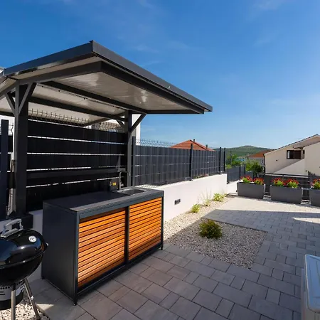 Amazing In With Private Swimming Pool, Be Inside Or Outside *