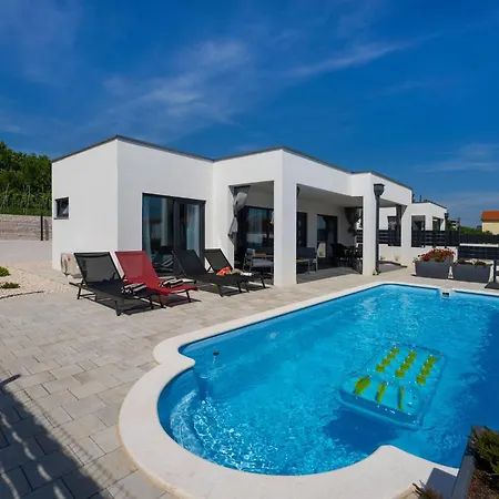 Amazing In With Private Swimming Pool, Be Inside Or Outside